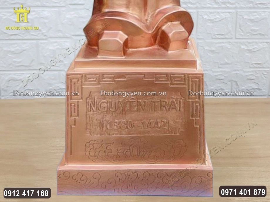 Phần ch&acirc;n đế được chạm khắc chắc chắn